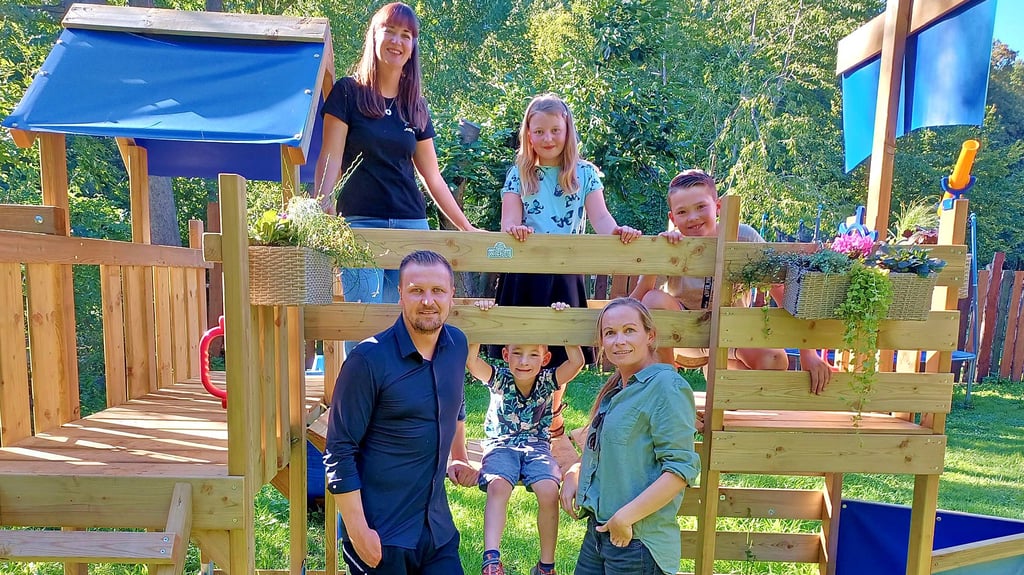 Über den von Thomas Duscha gespendeten Kletterturm freuen sich Nicole Bilz (v.l.), Kai, Ashley, Anja Priewe und Jan.