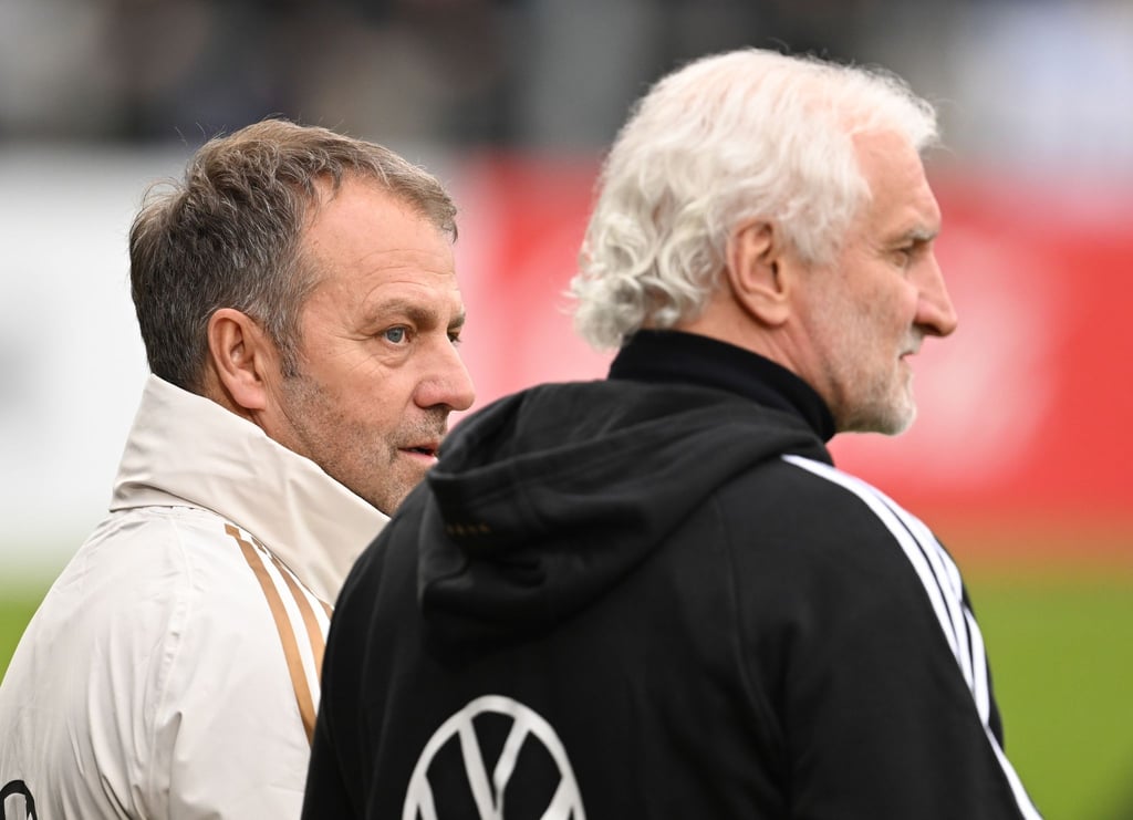 Bundestrainer Hansi Flick (l) und DFB-Sportdirektor Rudi Völler.