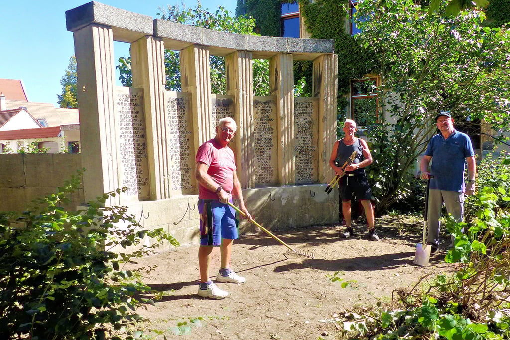 Reinhard Nedlitz, Hartmut Nedlitz, Bernd Richter (v.l.n.r.) erledigen die restlichen Arbeiten am Raguhner Denkmal.
