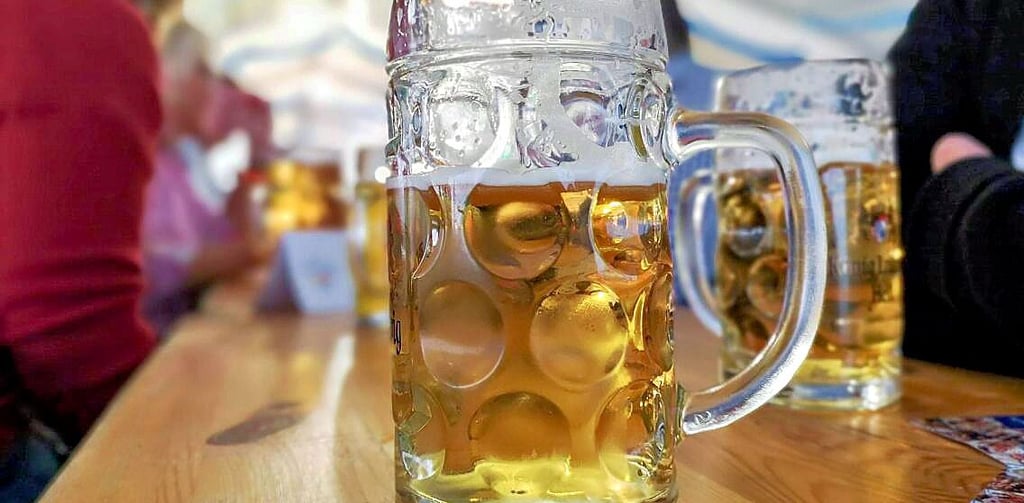 Weißbier in einem halbvollen Glaskrug auf einem Tisch in einem Festzelt. In Droyßig wird am 9. September gefeiert.