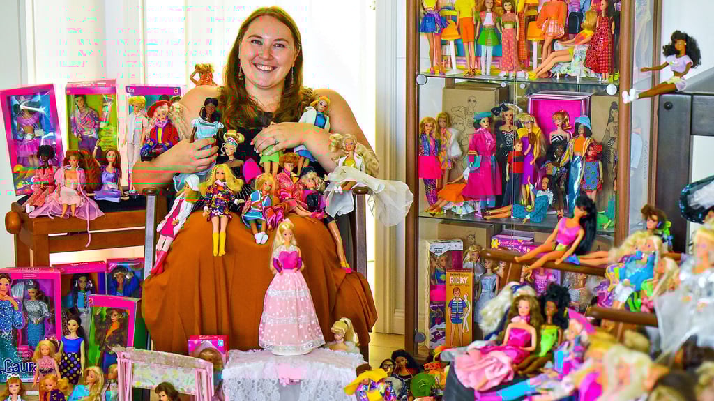 Sarah Gaidecki aus Merseburg sammelt leidenschaftlich Barbies. Sie schätzt ihre Zahl auf mehr als 450. Hier ist nur ein Teil zu sehen.