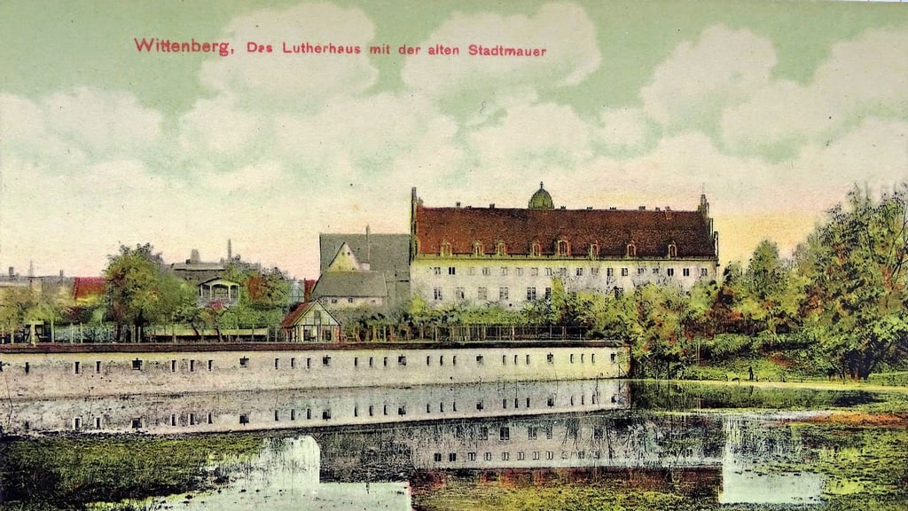 Wo heute eine Kleingartenanlage auf dem einstigen Stadtgraben steht, zeigt diese Postkarte die frühere Bastion mit viel Wasser als Schutz davor. Dahinter das Lutherhaus. Einen exakten Blick auf die kompletten Wallanlagen rund um die Stadt bietet das Stadtmodell im Zeughaus.