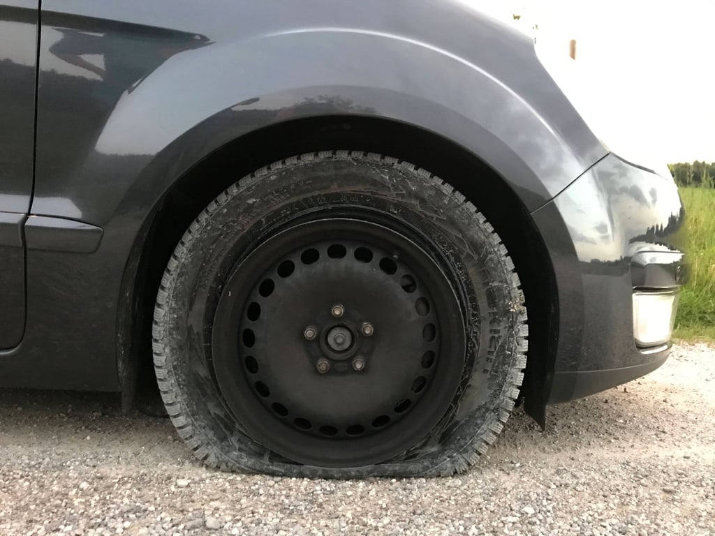 Ein kaputter Autoreifen.