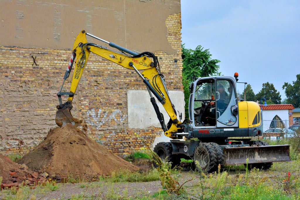 Zwischen Badergasse und Zup wurde der Baugrund untersucht. Zum Einsatz kam neben Baggern ein für dieses Verfahren übliches Bohrgerät.