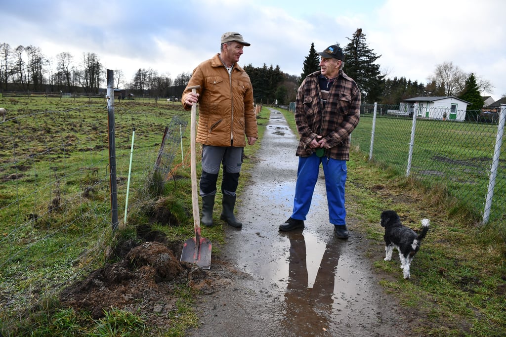Wolfgang Dobrindt (links) und Horst Alvensleben auf dem Arendseer Seeweg. Sie machten sich bereits vor einigen Monaten Sorgen umd en Zustand der Promenade.