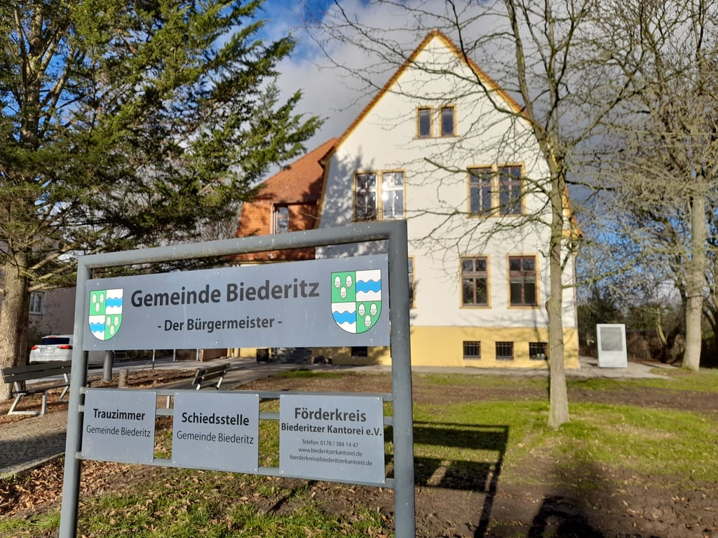 Blick auf das Rathaus der Einheitsgemeinde Biederitz. Bei der Wahl am 17. September 2023 gehen zwei Kandidaten und eine kandidatin ins Rennen um den Chefposten.