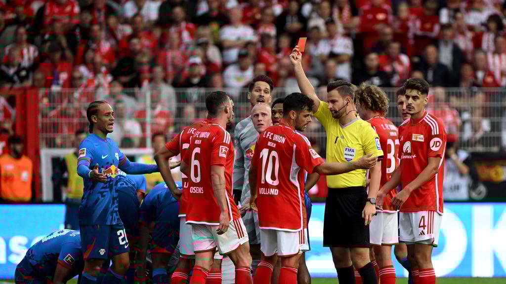 Union Berlins Kevin Volland sah im Spiel gegen RB Leipzig die Rote Karte für ein hartes Foul an Mohamed Simakan.