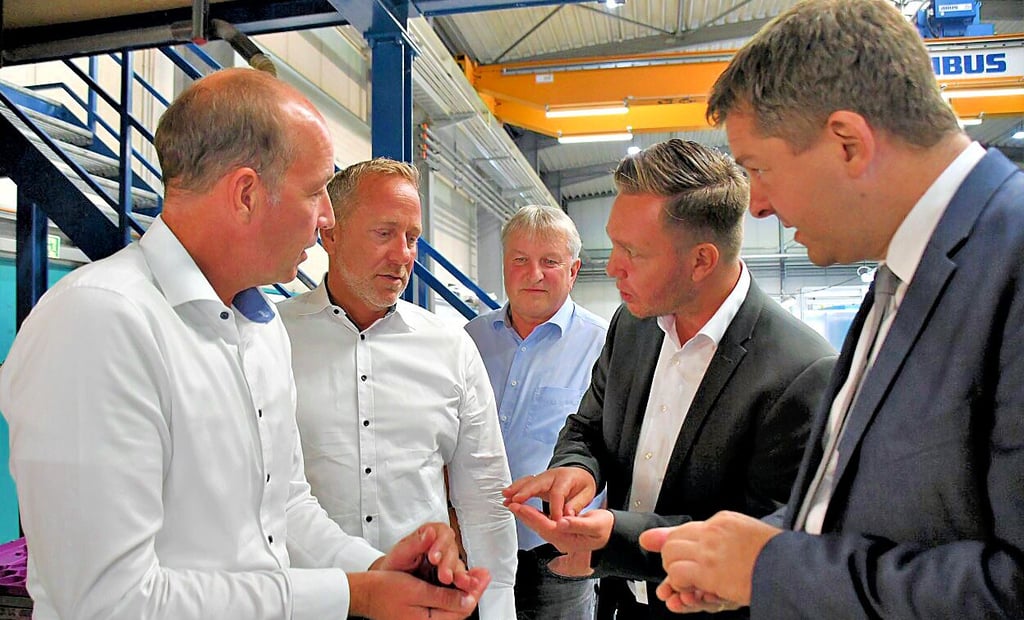 Gunnar Kasprzyk (von links) und Thomas Brüsch erklären bei einer Werksbesichtigung Peter Schorlemmer, Marc Blanck und Sven Schulze die Produktionsabläufe bei SLM und warum die hohen Energiepreise dem Unternehmen zu schaffen machen.