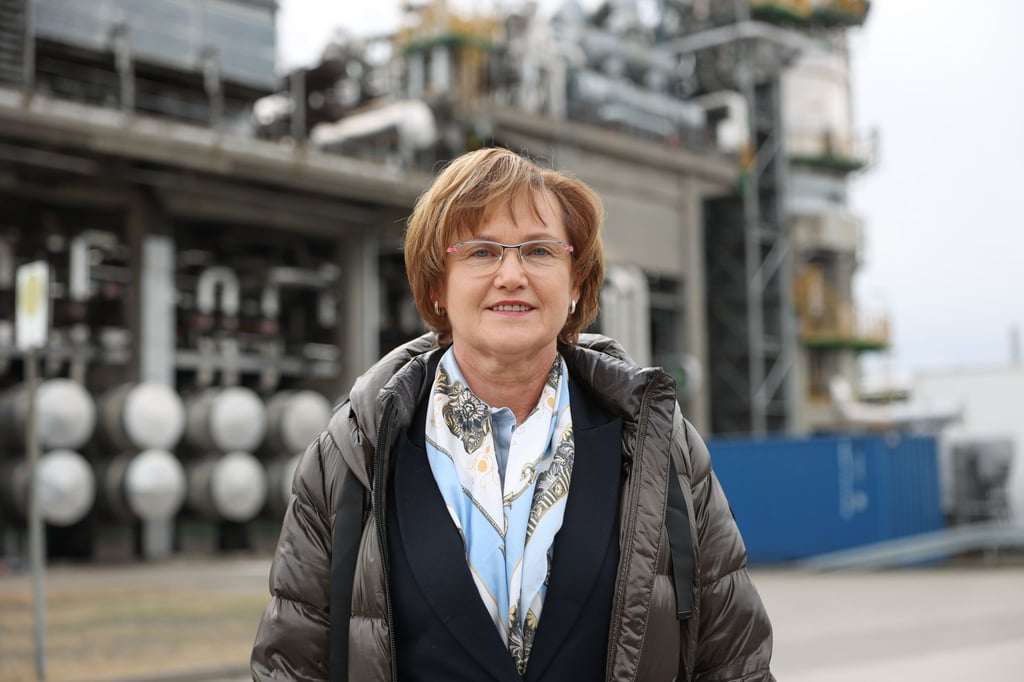Annekathrin Hoppe, Bürgermeisterin von Schwedt, steht in der PCK-Raffinerie.