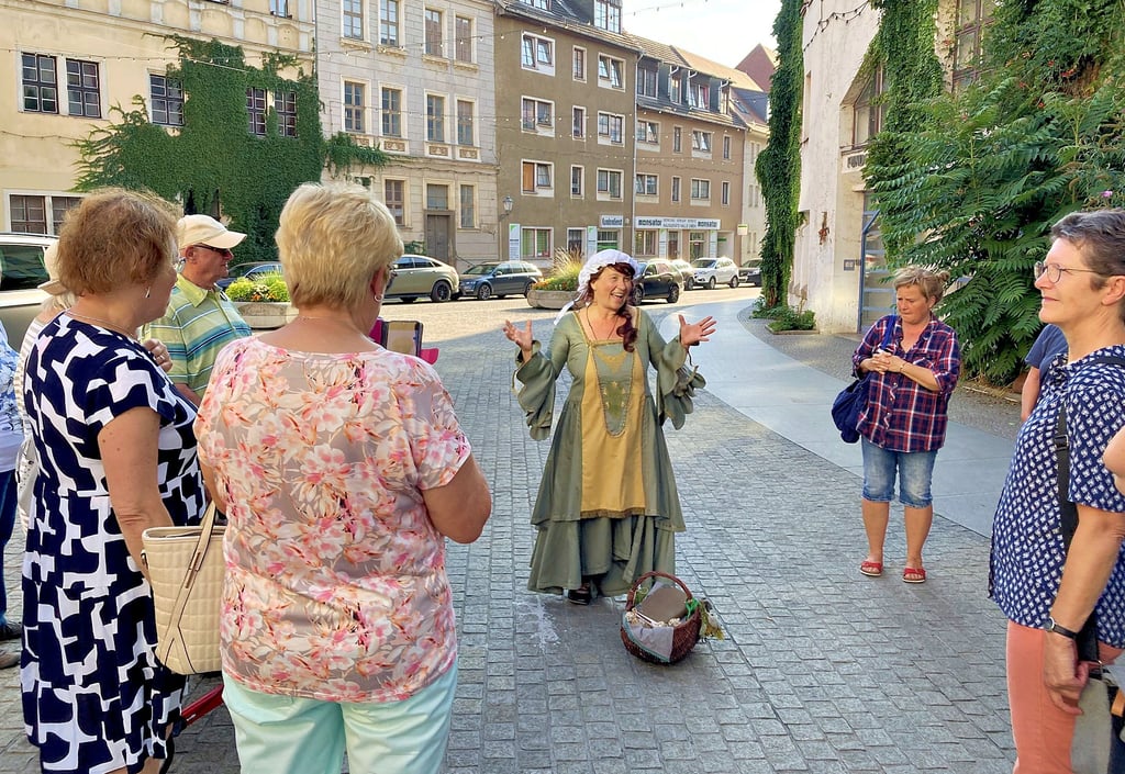 Keine normale Führung: Beate Krauße lässt ihre Teilnehmer gleichermaßen in Romanwelten und hallesche Stadtgeschichte eintauchen.