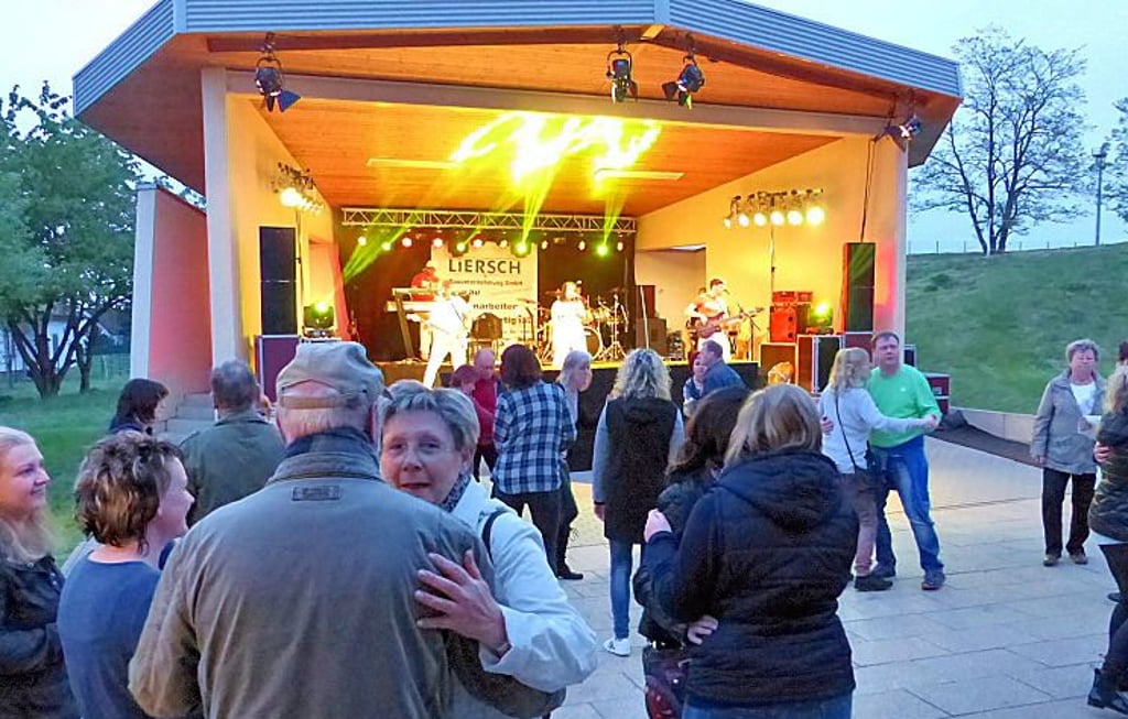 Auch das Tanzbein kann am Sonnabend wieder geschwungen werden - wie schon so oft auf dem Festplatz in Thalheim .