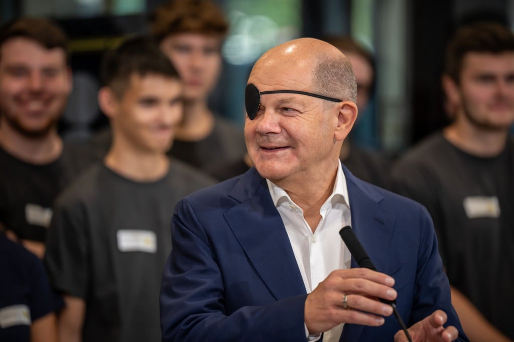 Bundeskanzler Olaf Scholz (SPD), besucht den BVG-Ausbildungs-Campus der Berliner Verkehrsbetriebe und spricht vor Auszubildenden.