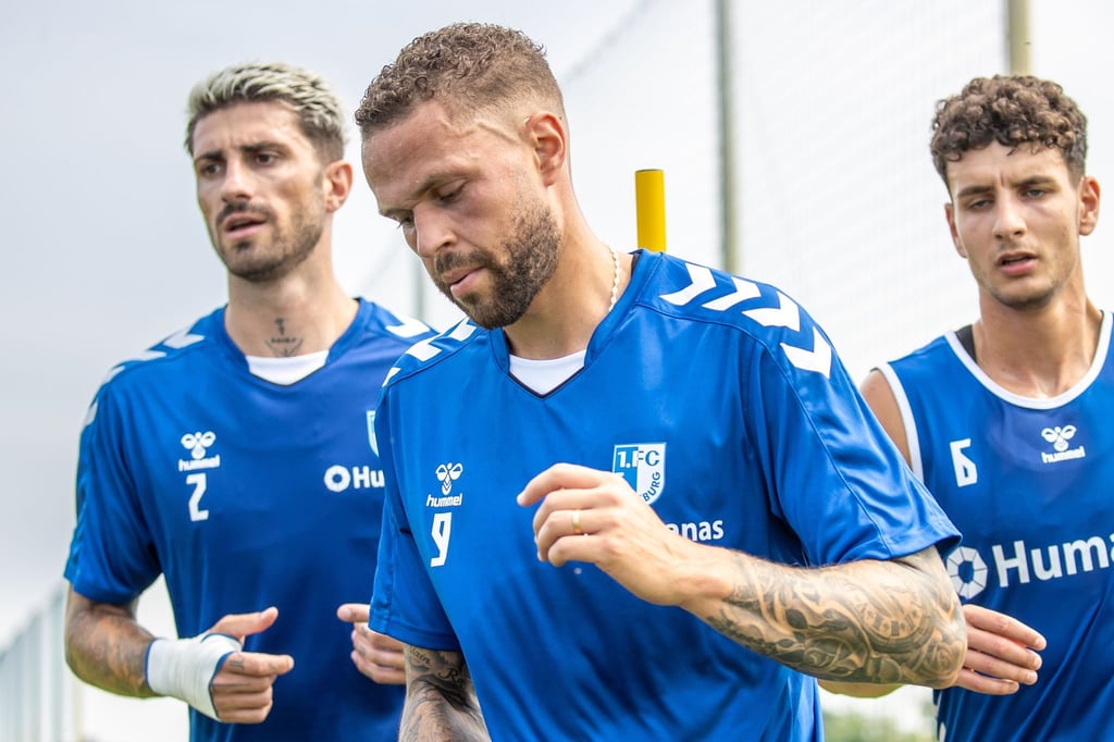 Magdeburgs Luc Castaignos läuft über den Platz.