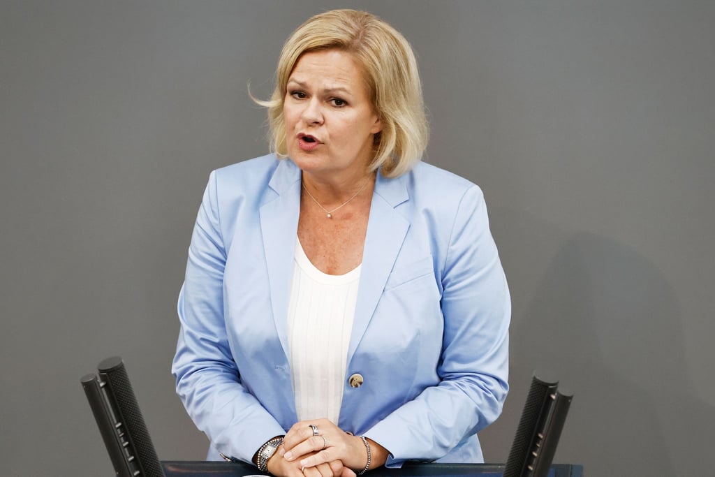 Bundesinnenministerin Nancy Faeser weist die Vorwürfe zur Absetzung von Ex-BSI-Chef Arne Schönbohm zurück.