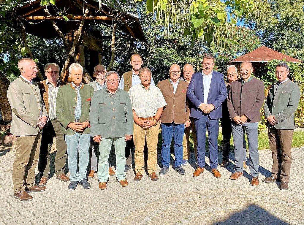 Treffen der Kreisjägermeister des Landes auf dem Weingut Hanke: Gruppenbild mit Landrat (4. v. re.) und Vizechef des Landesjagdverbandes (re.)