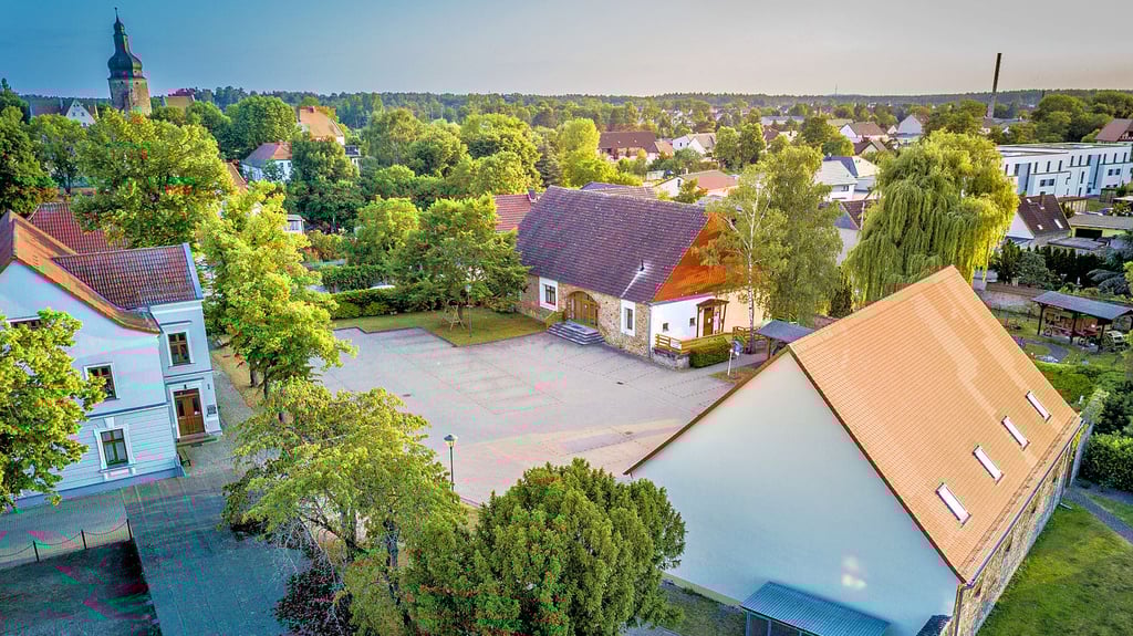Wohin mit der Photovoltaikanlage? In Betracht kommen die alte Scheune auf dem Rathaushof rechts im Bild, oder aber das Rathaus III in der Bildmitte, in dem Meldestelle, Standesamt und Zeitzeugen-Ausstellung untegebracht sind.