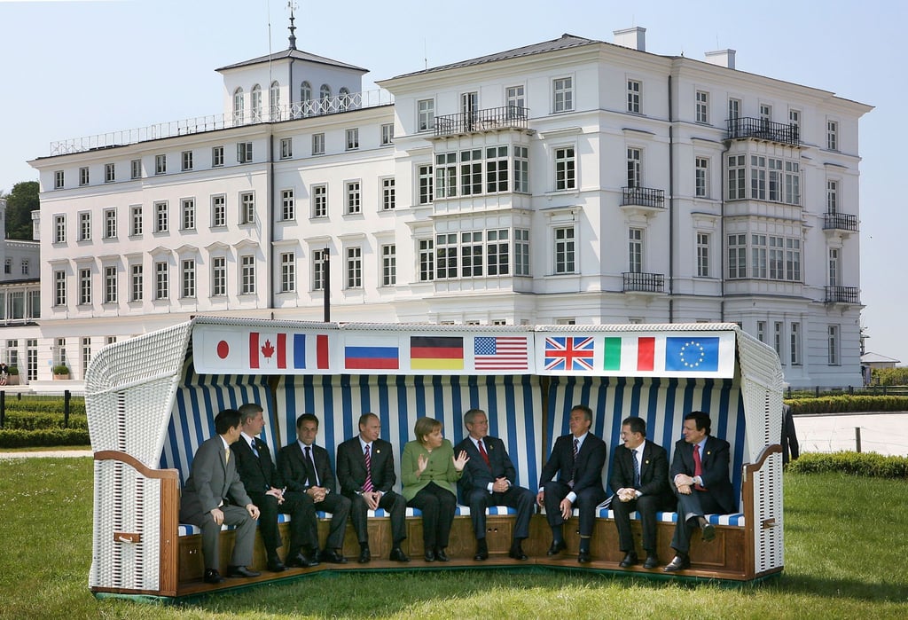 Angela Merkel sitzt zusammen mit anderen Regierungschefs in einem XXL-Strandkorb beim G8-Gipfel in Heiligendamm im Jahr 2007.