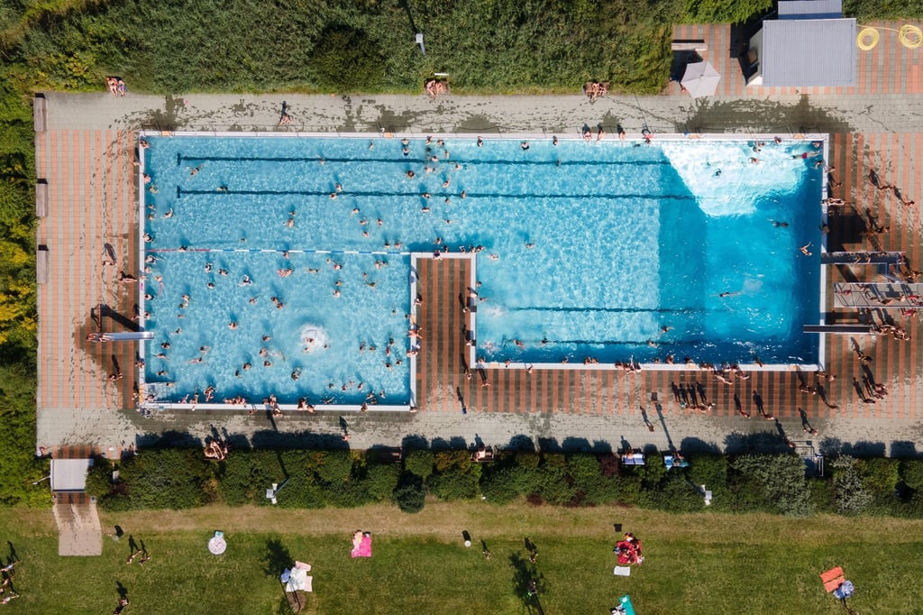 Badegäste des Freibad Wostra genießen die Abkühlung.