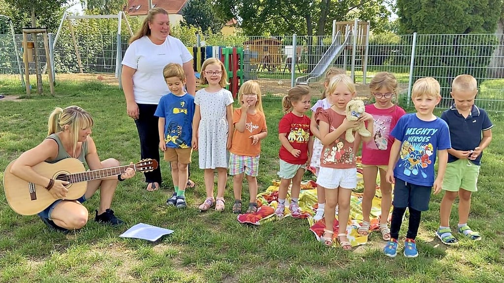 Die Kinder bedanken sich beim DRK-Bürgerhaus Magdeburg mit einem Lied.