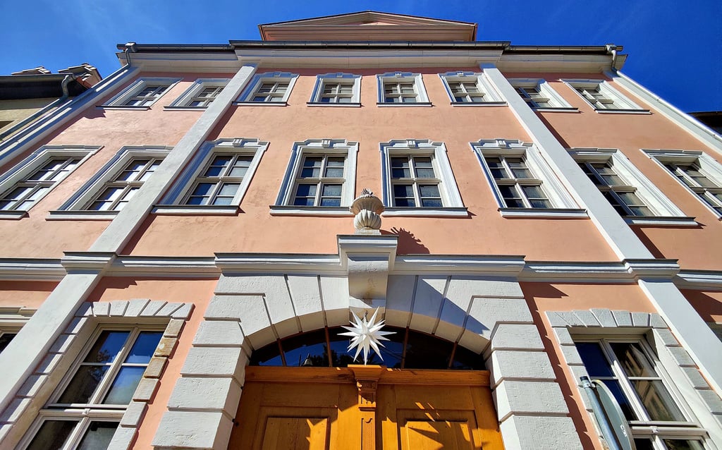 Im historischen Hofmarschallhaus an der Nikolaistraße in Weißenfels sollen künftig Wohnungen entstehen. Über den Stand der Sanierungsarbeiten können sich Besucher beim Tag des offenen Denkmals am Sonntag informieren.