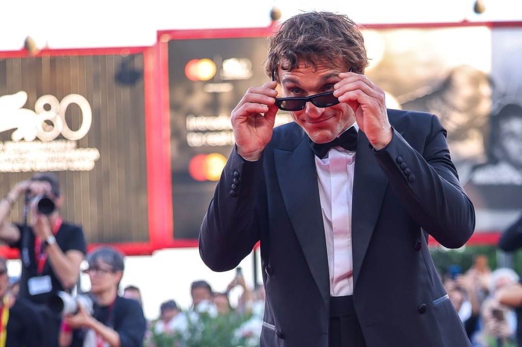 Mit Sonnenbrille auf dem roten Teppich: Franz Rogowski.