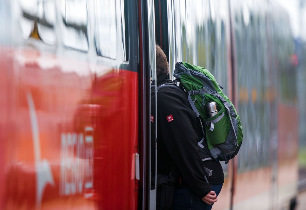 Im Zug fährt es sich oft entspannter zum Wandern - viele Touren sind gut ans öffentliche Verkehrsnetz angebunden.