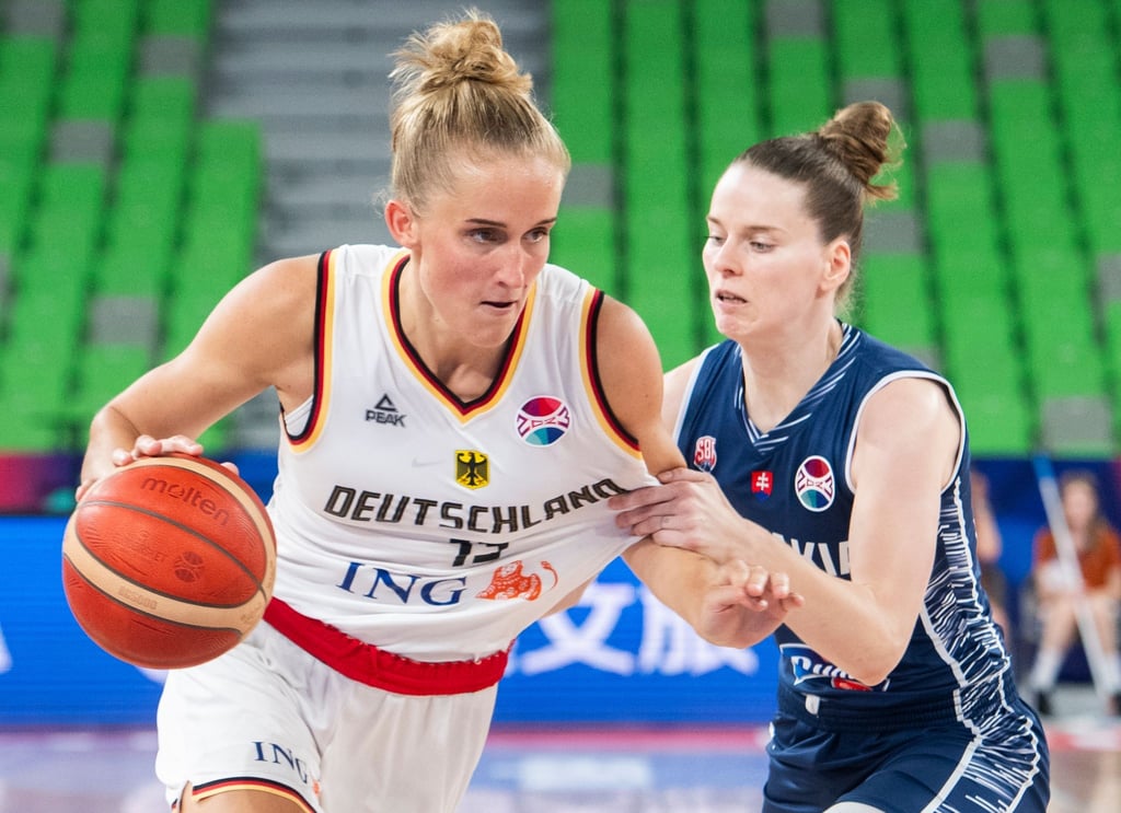 Die deutsche Basketballerin Leonie Fiebich (l) in Aktion.