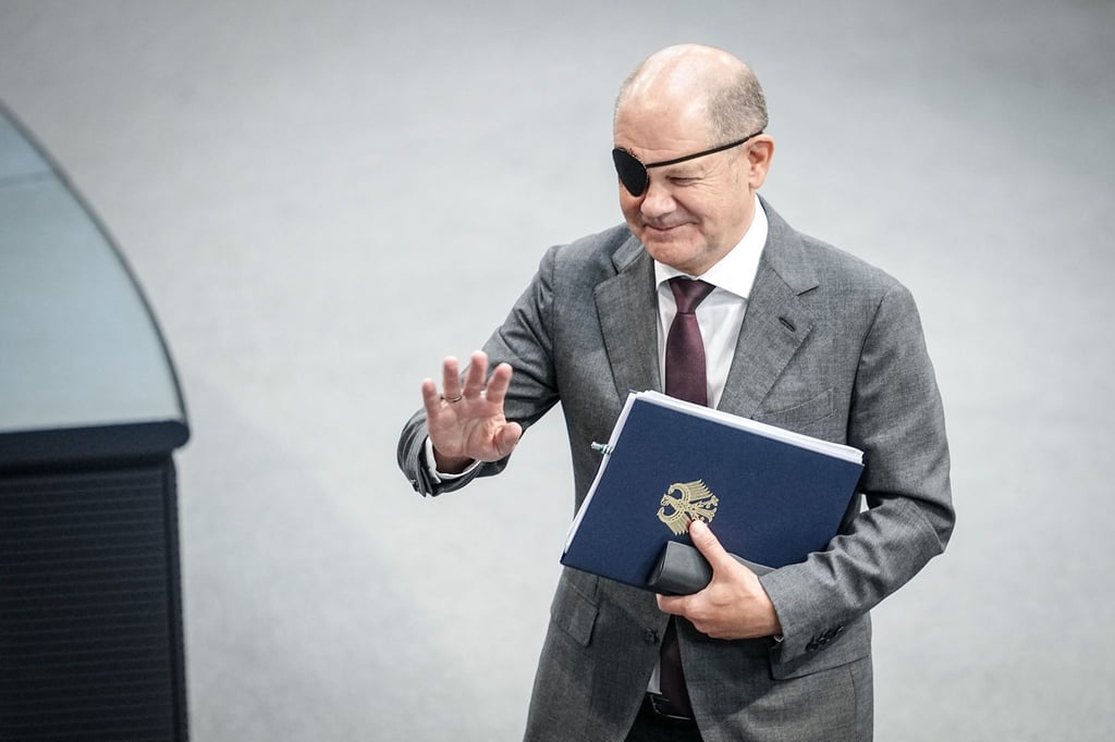Bundeskanzler Olaf Scholz (SPD) verlässt das Plenum nach der Generaldebatte des Bundestags.
