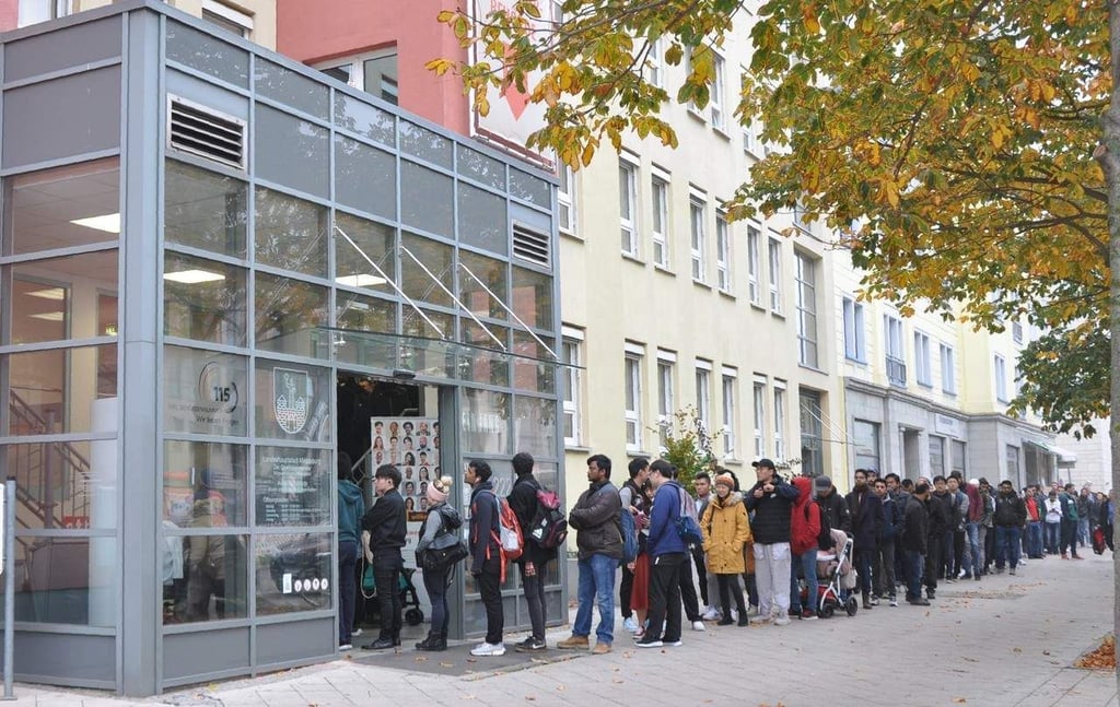 Ein Bild aus der Vergangenheit, das aber sinnbildlich für die Situation steht: lange Warteschlangen vor der Ausländerbehörde in Magdeburg. Dieses Problem hat die Stadt mit einem neuen Terminvergabesystem beheben können. Doch das Amt schlägt angesichts weiter steigender Fallzahlen und kommender Gesetzesänderungen Überlastungsalarm.