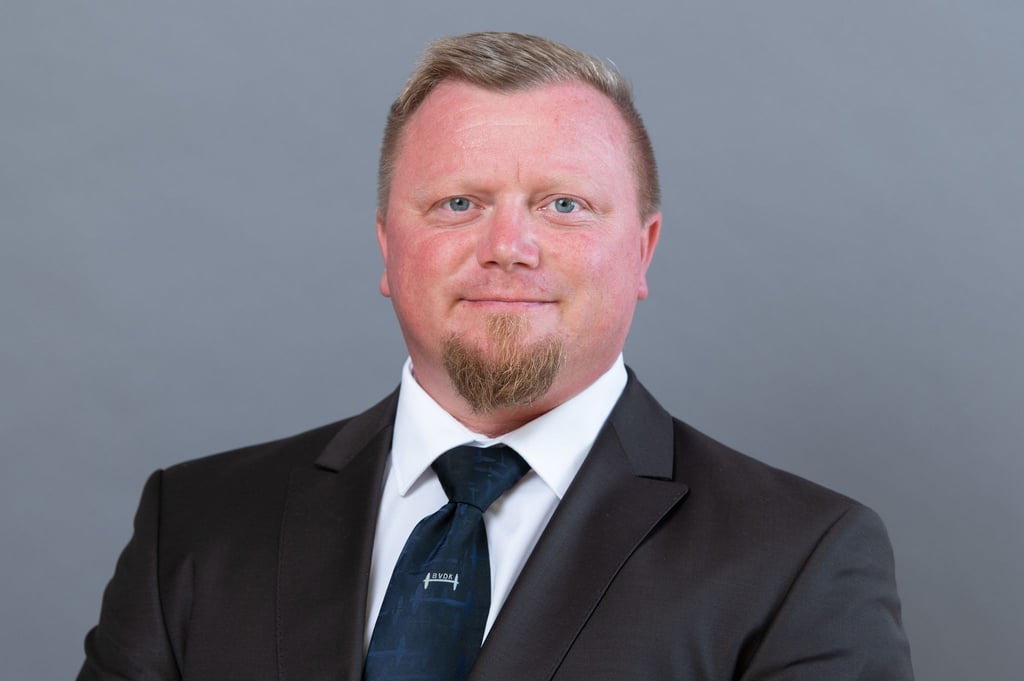 Thomas Korell (AfD), Landtagsabgeordneter, steht anlässlich der konstituierenden Sitzung des Landtags vor einer Fotowand.