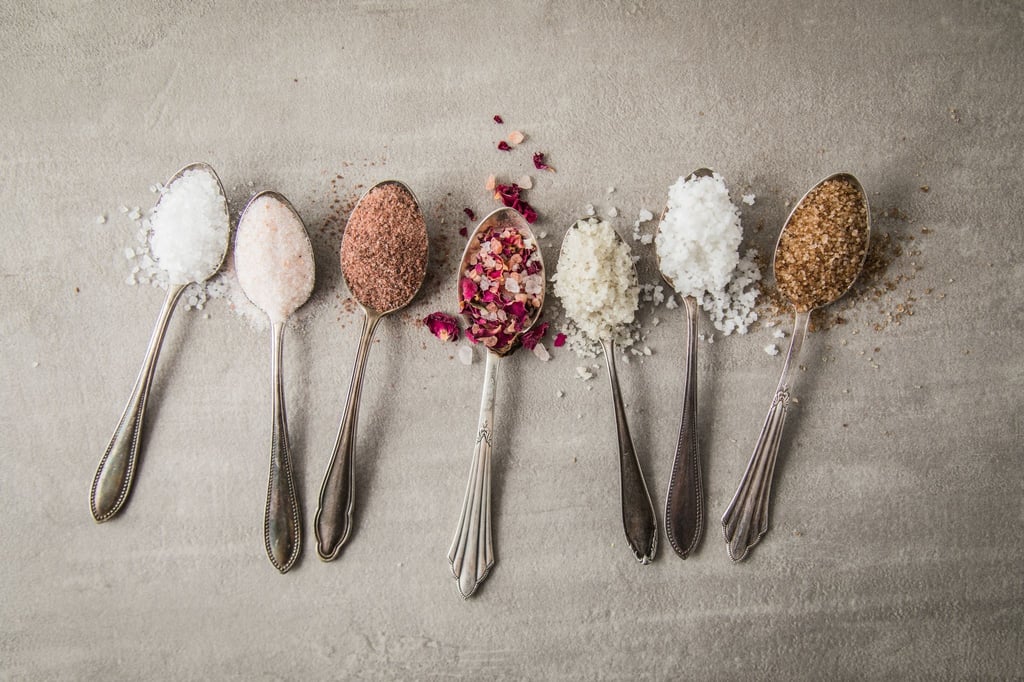 Nicht jedes Salz eignet sich gleichermaßen für jedes Gericht oder jeden Kochvorgang: Mann kann etwa wählen zwischen Meersalz (l-r), Bergkristall-Salz, Kala Namak, Rosenblüten-Salz, Grausalz, Fleur de Sel oder Dänischem Rauchsalz.