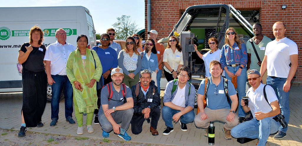 Eine internationale Delegation besuchte den Maschinenring in Fischbeck, Gastgeber war dessen Geschäftsführer Christoph Albrecht (2. von links). Er ist zugleich Vize-Präsident vom Bundesverband der Maschinenringe. Mit dem Fahrzeug auf dem Hänger werden Bodenproben entnommen.