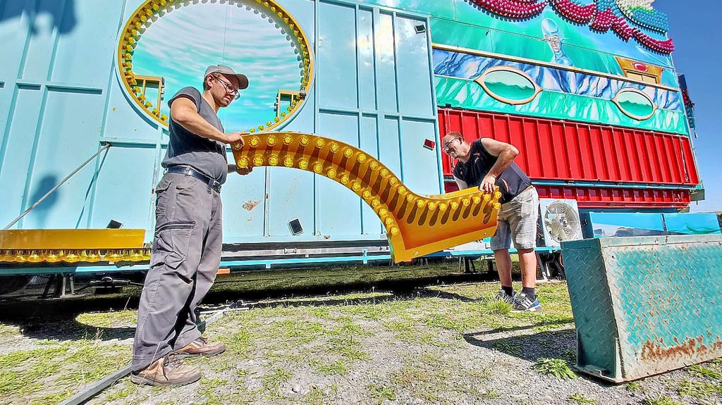 Hannes Hofmann (links) und Danny Bernhard arbeiten am „Aqua Velis“.