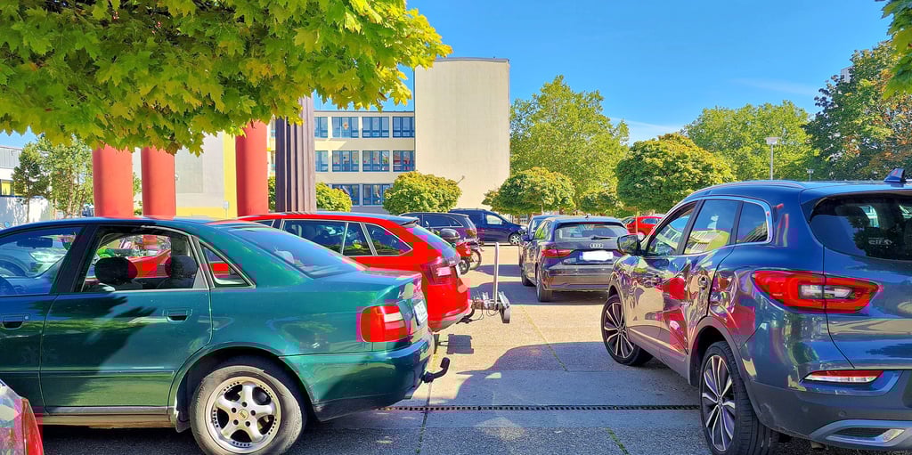 Da kommt doch keiner raus: Ein gewohntes Bild auf der Parkfläche im Wernigeröder Stadtfeld – Autofahrer parken so, dass sie andere behindern.