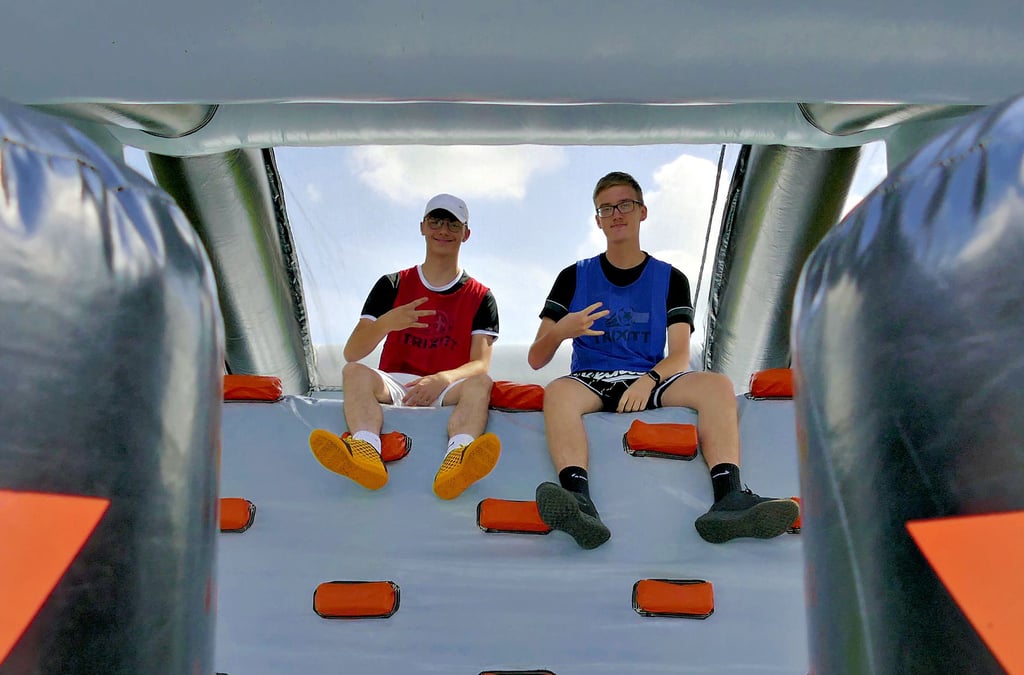 Paul Ueck (10b links) und Oliver Urdan (10a) im Hindernisparcours beim Sportfest der Sekundarschule Elster.