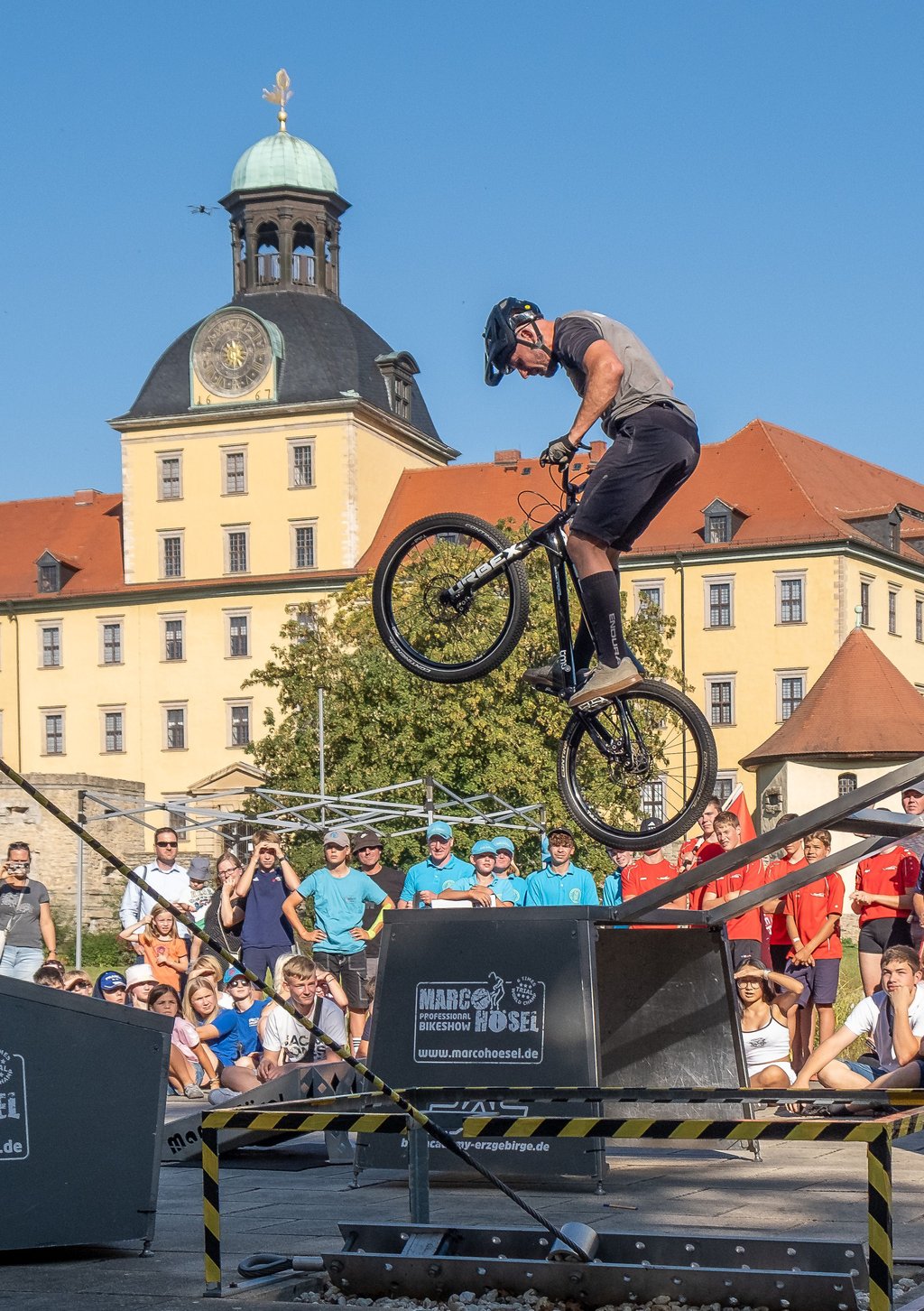 Spektakuläre Show: Nicht nur der mehrfache Trial-Bike-Weltmeister Marco Hösel zeigte Sprünge vor der Moritzburg.