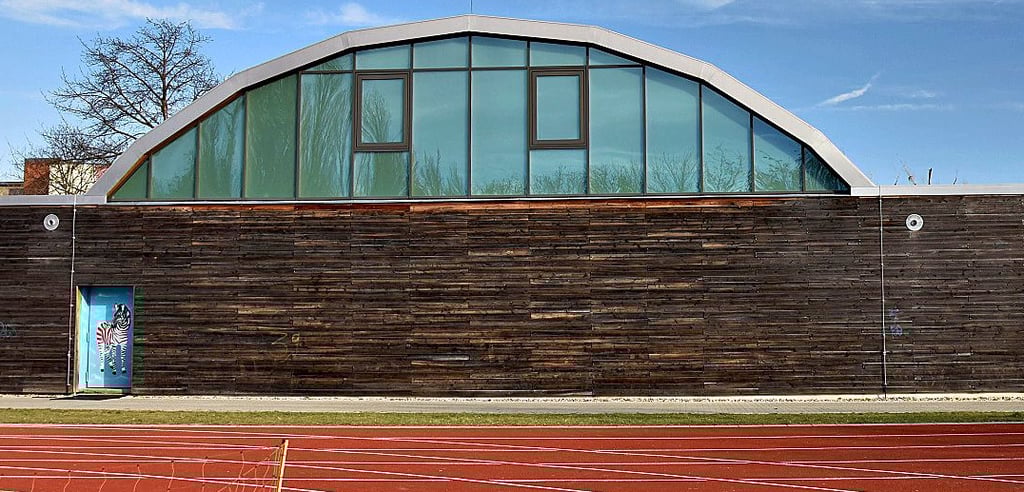 Die Sporthalle der Freien Waldorfschule Magdeburg wurde Mitte der 1970er Jahre erbaut und in den Jahren 2007 sowie 2010/11 saniert. Sie stellt wegen des innovativen Erhaltungsansatzes ein Vorbild für den allgemeinen und auch denkmalpflegerischen Umgang von Typenbauwerken der DDR dar.