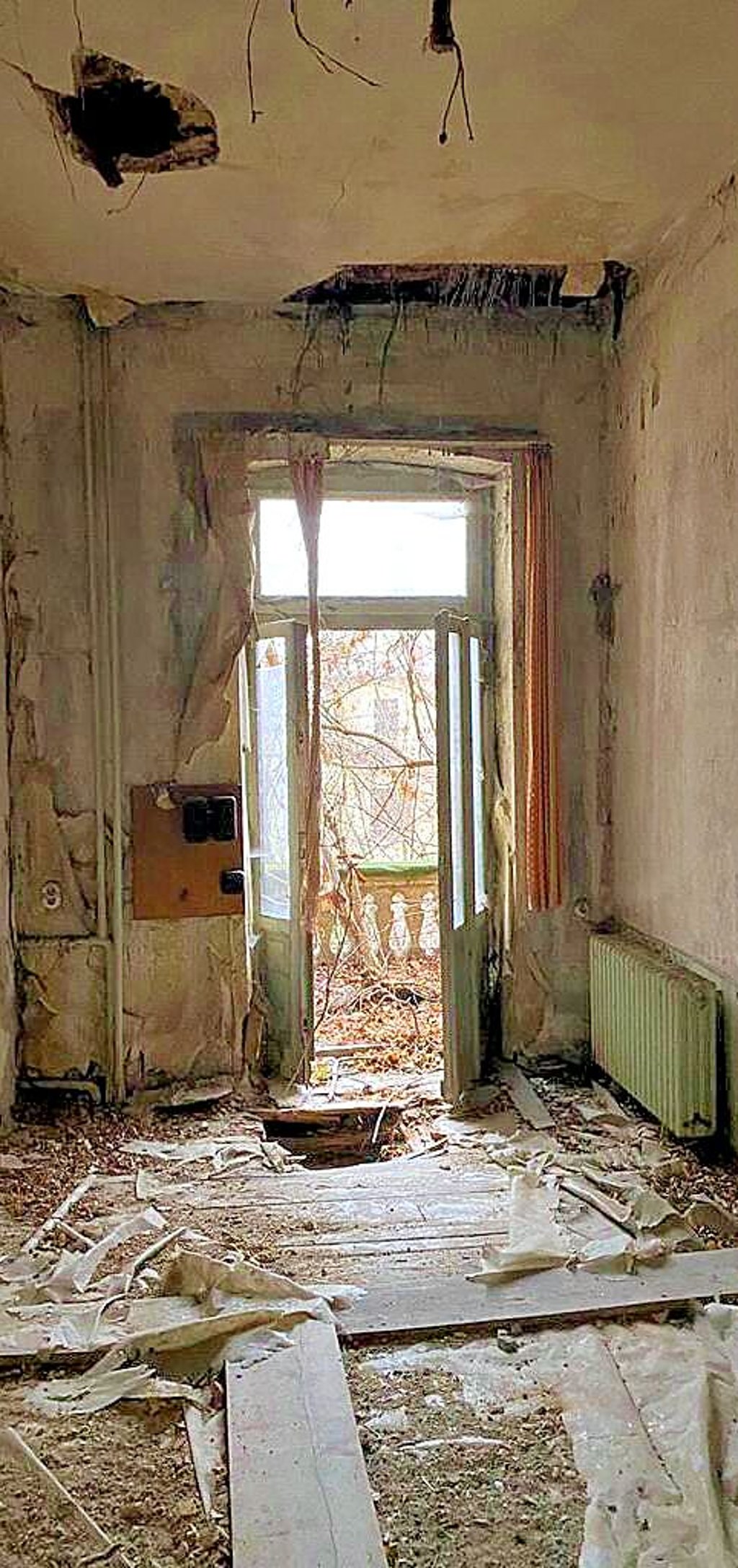 Innenraum vor der Sanierung der Villa.