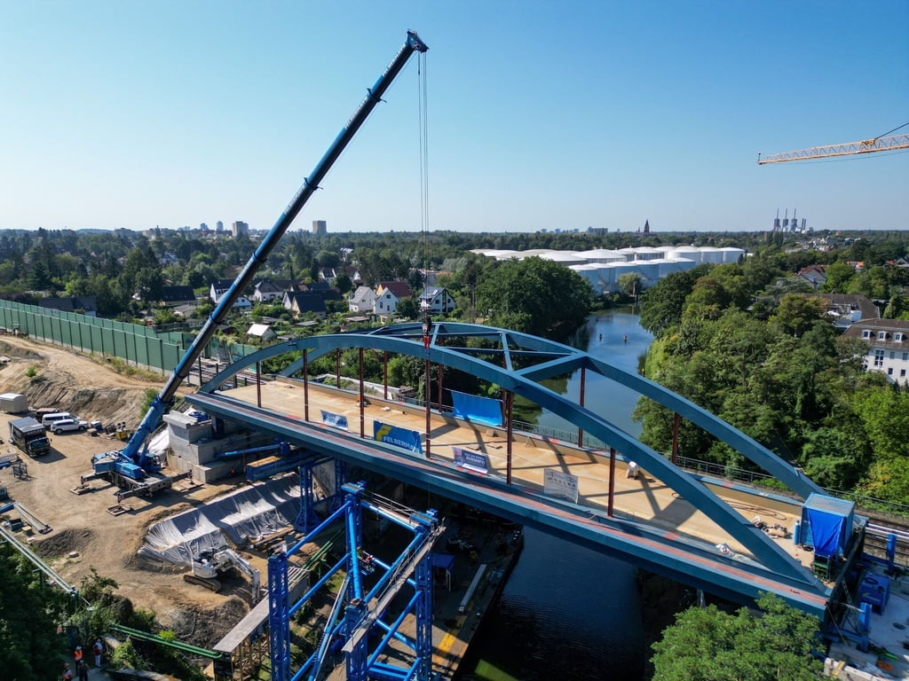 Blick auf die Baustelle nach dem Einbau der Teltowkanalbrücke für den Ausbau der Dresdner Bahn.