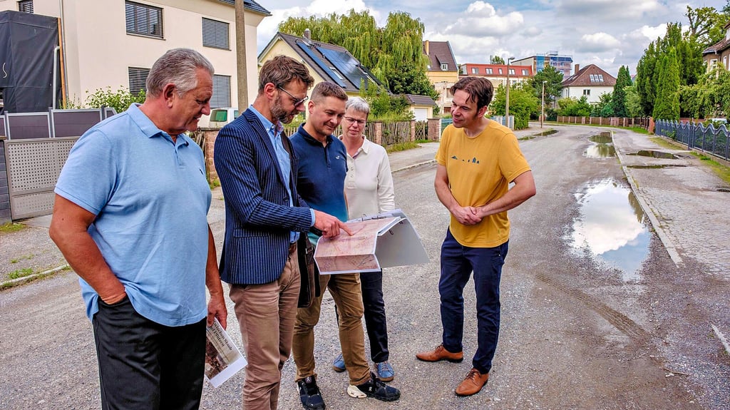 Anwohner der Friedrich-Engels-Straße in Wittenberg am 1. September 2023, da war die Straße gerade geschoben worden mit mittelmäßigem Erfolg, wie die Wasseransammlungen zeigen.