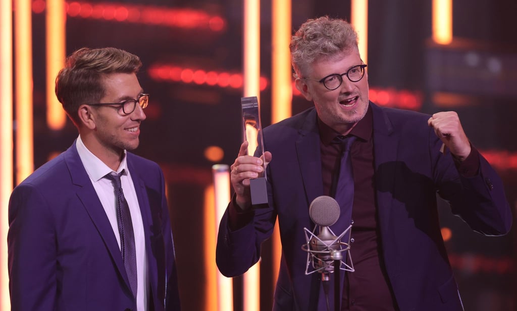 Den Preis für die beste Reportage nahmen Steen Lorenzen (r) und Stephan Ziegert für ihren siebenteiligen Radiopodcast „Teurer Wohnen“ mit nach Hause.
