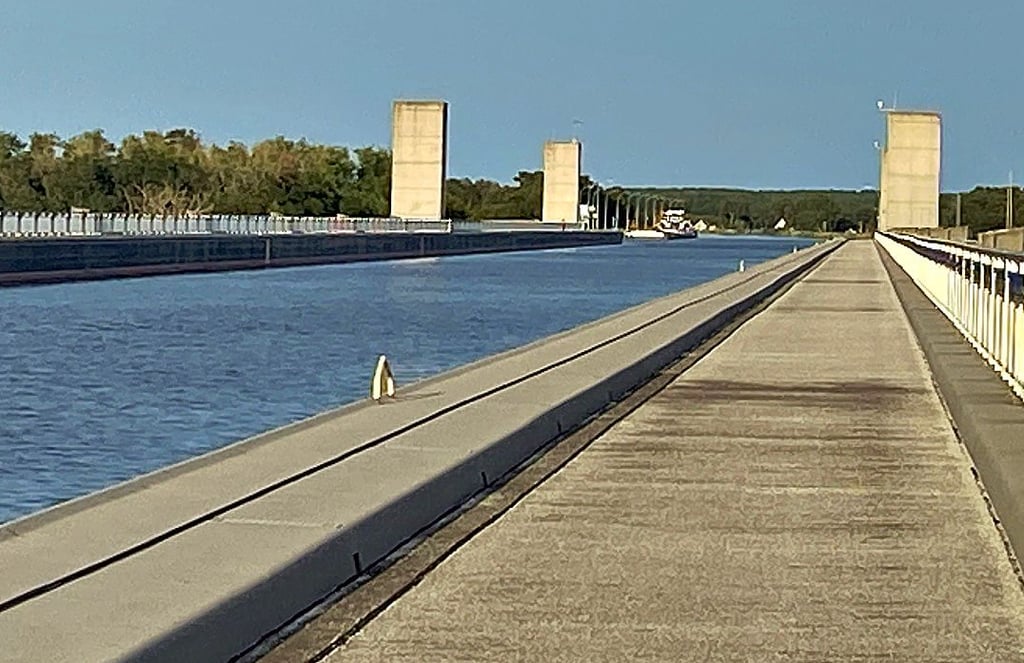 Die Trogbrücke kann auf beiden Seiten von Fußgängern und Radfahrern zum Überqueren der Elbe genutzt werden.