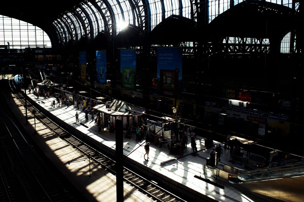 Wenige Personen stehen auf Bahnsteigen am Hamburger Hauptbahnhof.