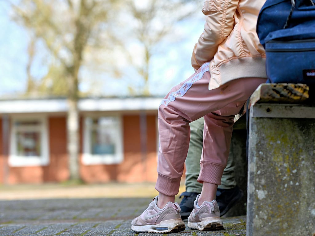 Dass Jugendliche in Jogginghose die Schule besuchen, ist schon lange keine Ausnahme mehr. Beim Bundeselternrat macht man sich nun dafür stark, „unangemessene“ Kleidung aus den Schulen zu verbannen. Die Idee ist umstritten – auch in Schönebeck.