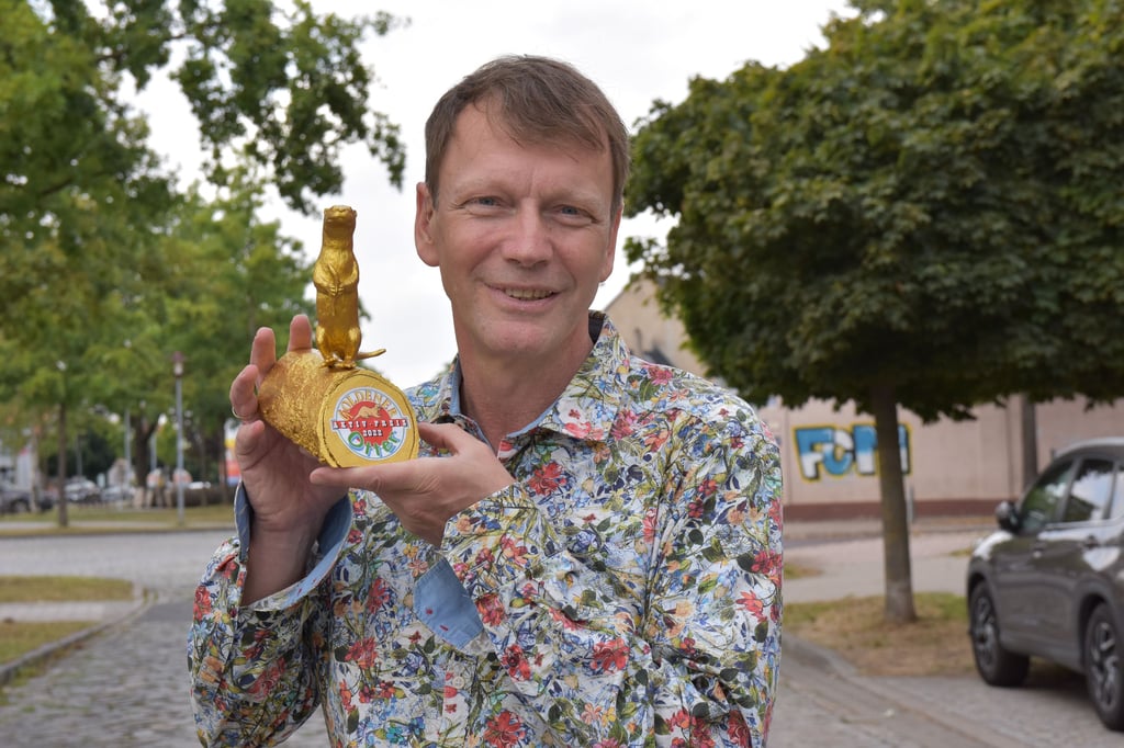 Holger Paech zeigt einen „Goldenen Otter“. Der Aktiv-Preis wird im November an engagierte Ottersleber verliehen.