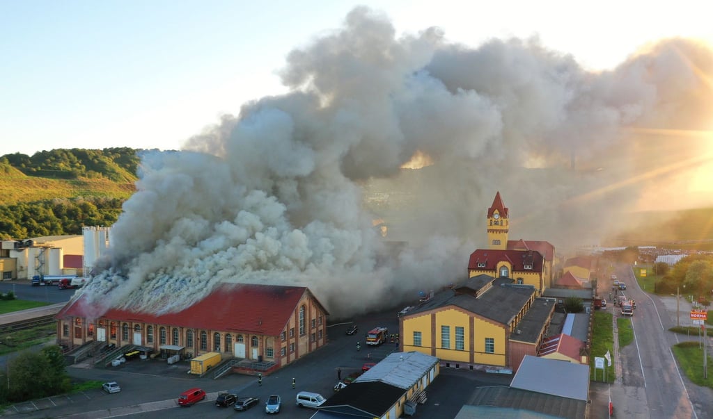 Rauch steigt bei einem Großbrand auf dem Gelände des Bergwerks auf.