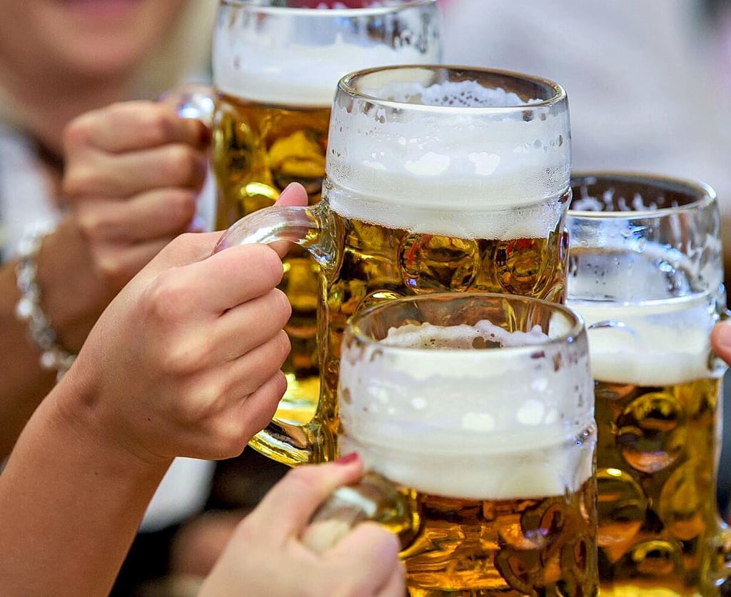Prost mit der Maß: An zwei Wochenenden findet auf der Kleerswiese die „Quedlinburger Wiesn“ statt.