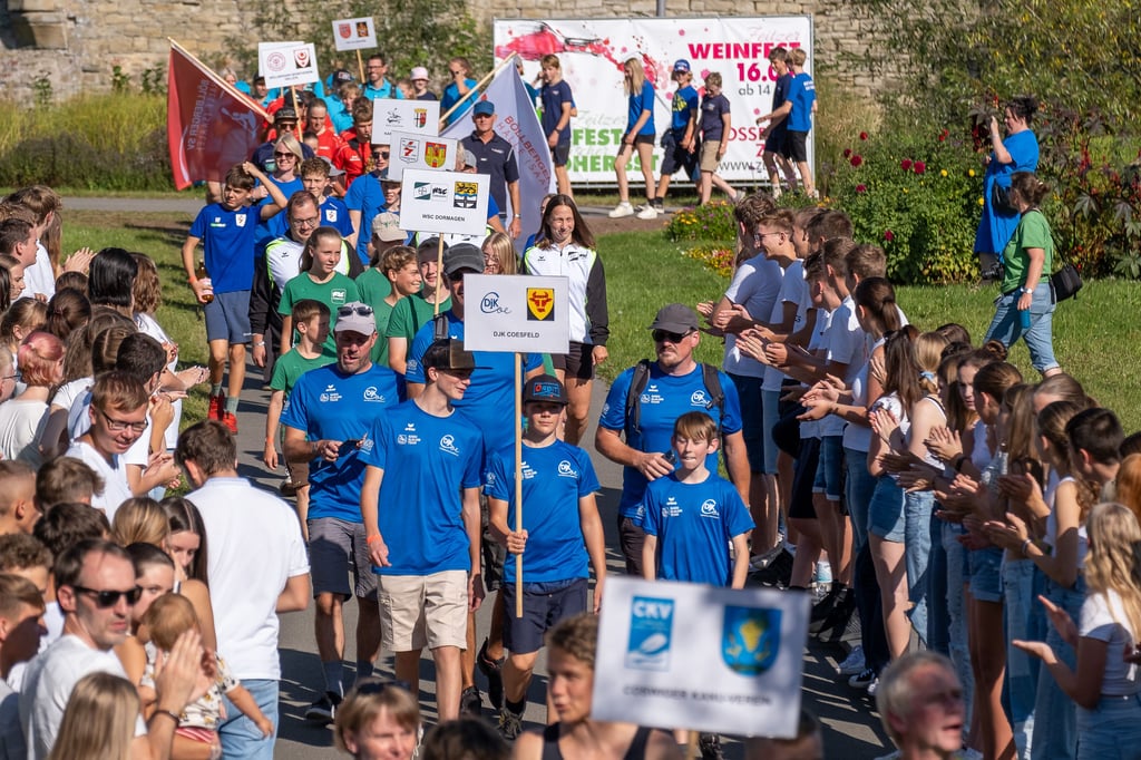 Freitagnachmittag in Zeitz: Athleten und Betreuer marschieren gemeinsam vor die große Bühne in den Zeitzer Schlosspark ein.