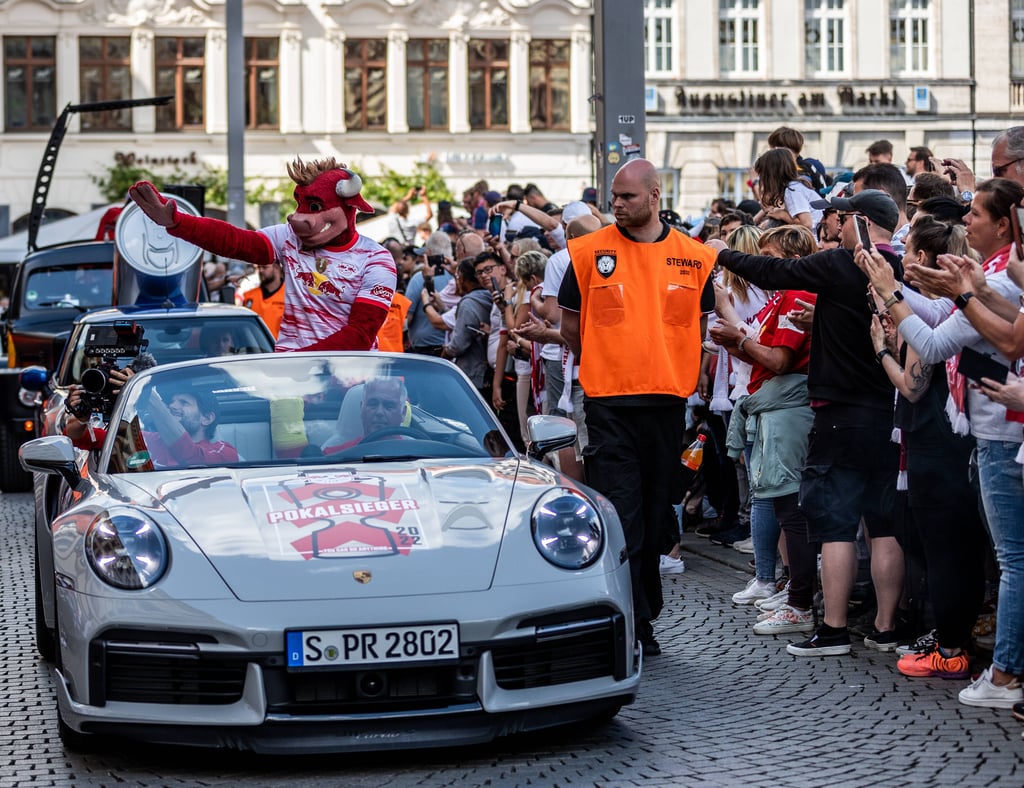 Porsche durfte sich auch bei der Feier des DFB-Pokals präsentieren.