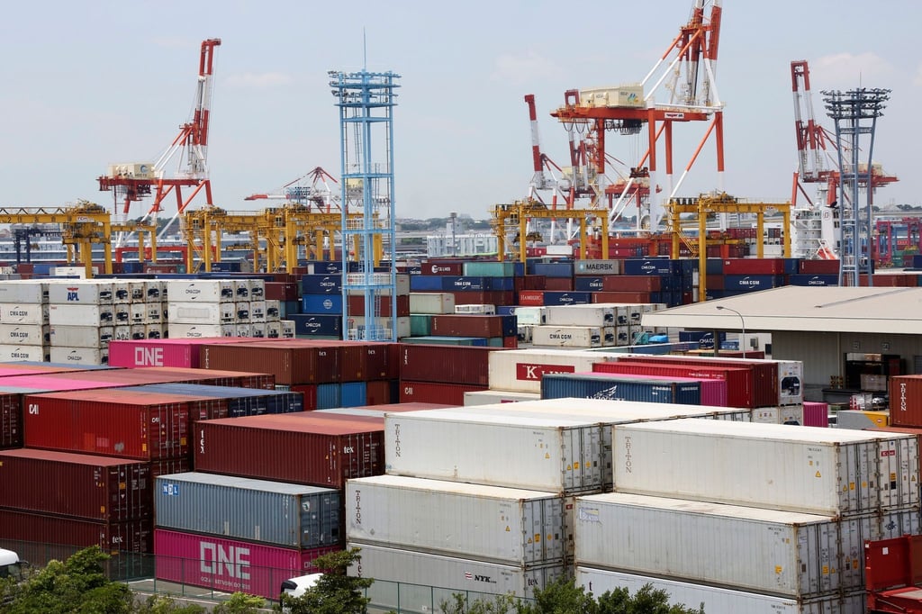 Der in Yokohama südlich von Tokio. Ein unerwartet starker Rückgang der Investitionen wie auch der Verbraucherausgaben trüben die Aussichten der vor Deutschland drittgrößten Volkswirtschaft der Welt.